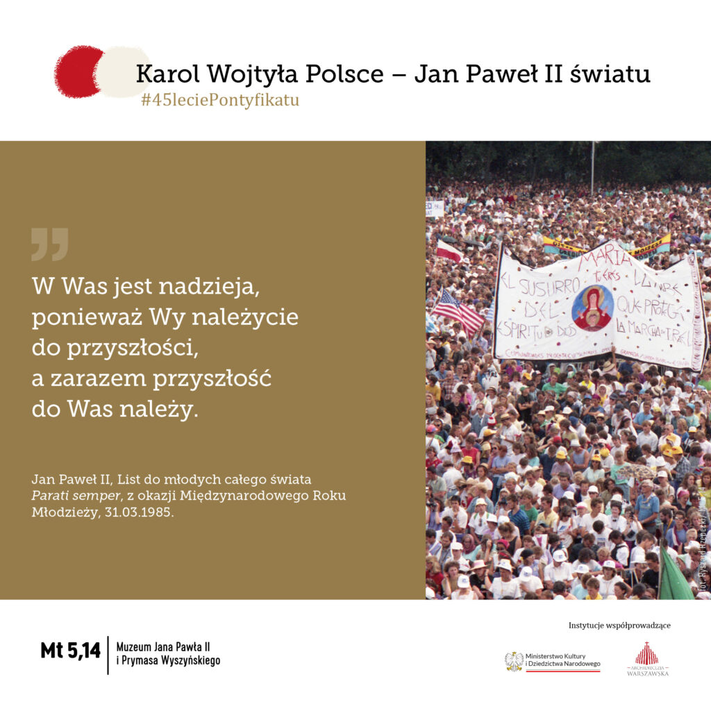 widok tłumu wraz z białym transparentem maryjnym